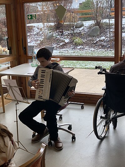Schüler mit Akkordeon.