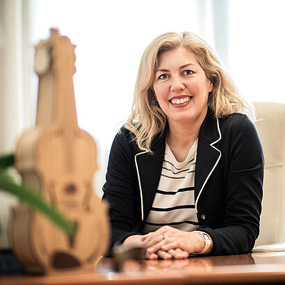 Direktorin Sonja Melzer am Arbeitsplatz