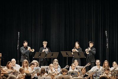 Trompeten eröffnen das Konzert