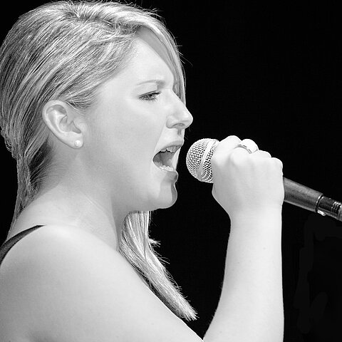 Eine Sängerin mit Mikrofon