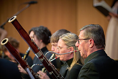 Has Holzregister des Orchesters im Vordergrund Fagott