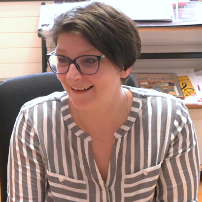 Sekretärin Michaela Oberforcher am Arbeitsplatz