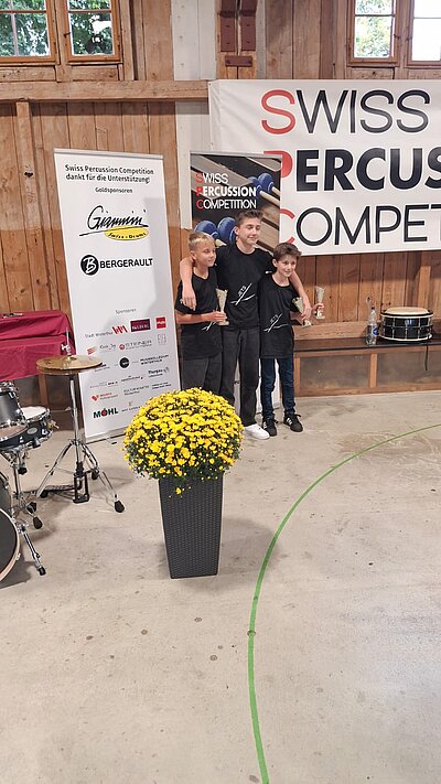 Schlagwerkschüler vor Plakat.