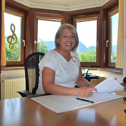 Portrai von Claudia Kofler am Arbeitsplatz