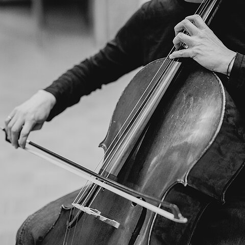 Ausschnitt einer Frau die Cello spielt