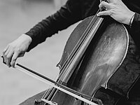 Ausschnitt einer Frau die Cello spielt