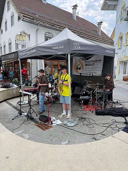 Bild der Band "Die blauen Bananen" im Markt
