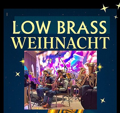 Low Brass Weihnacht Bild mit schwarzm Hintergrund Schriftzug und Tuba Spielern auf der Bühne