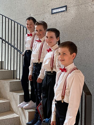 4 Teilnehmer stehen auf der Treppe