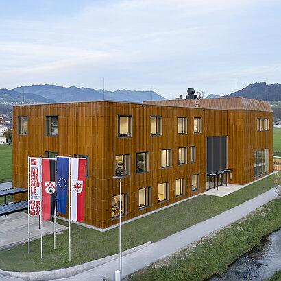 Aussenaufnahme des modernen Schulgebäudes der Landesmusikschule Untere Schranne