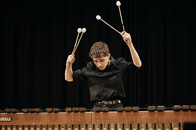 Schlagwerker am Marimba