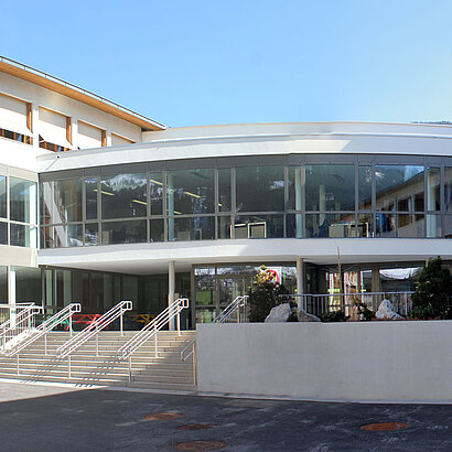 Aussenaufnahme der Landesmusikschule Kitzbühel mit moderner Glasfront