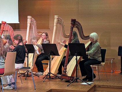 3 Harfenspielerinnen auf er Bühne
