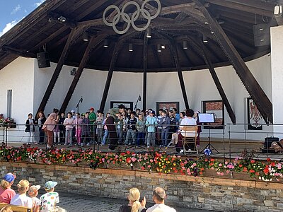 Kinderchor mit Lehrerin