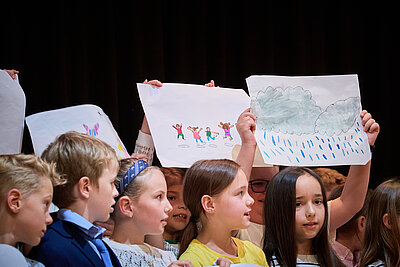 Kinder mit Plakaten
