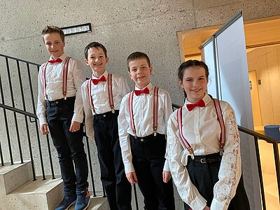 Trumpets for fun auf der Treppe stehend
