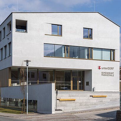 Aussenaufnahme des modernen Gebäudes der Landesmusikschule Südöstliches Mittelgebirge