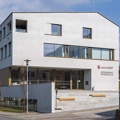 Aussenaufnahme des modernen Gebäudes der Landesmusikschule Südöstliches Mittelgebirge