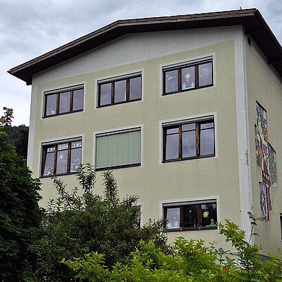 Aussenaufnahme des Schulgebäudes der Landesmusikschule Jenbach-Achental