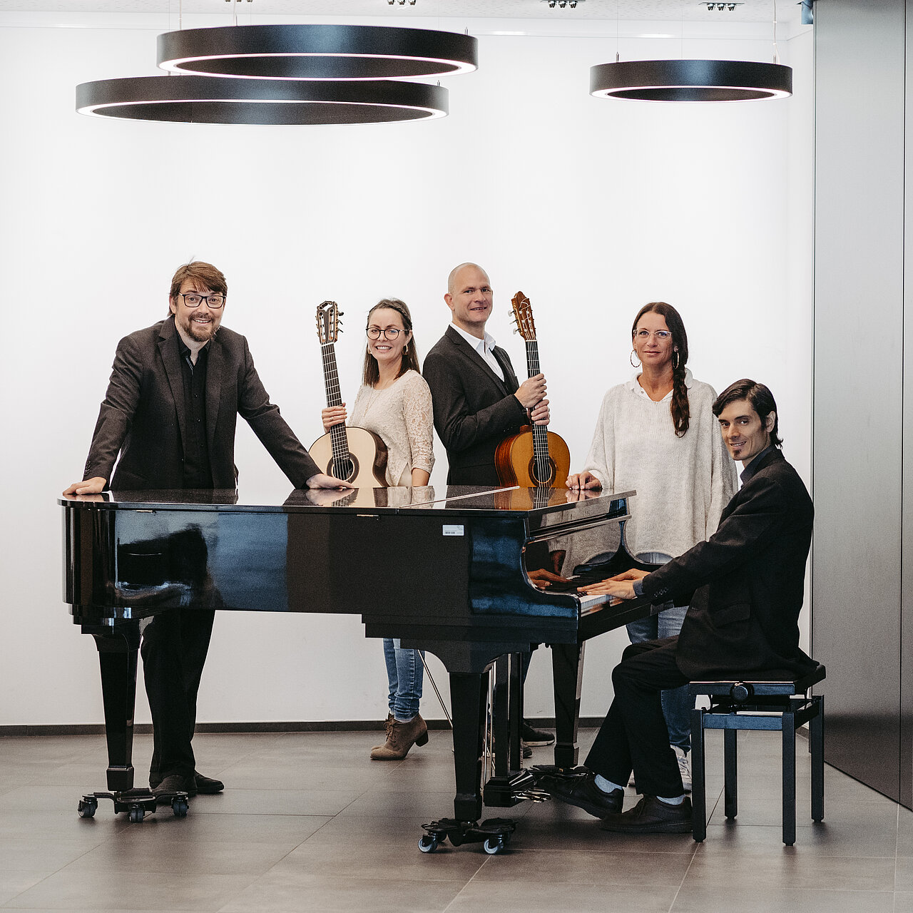 Gruppenfoto der Lehrpersonen Fachgruppe Tasten und Gitarre mit Instrumenten
