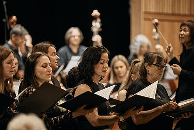 Chor und Orchester im Hintergrund