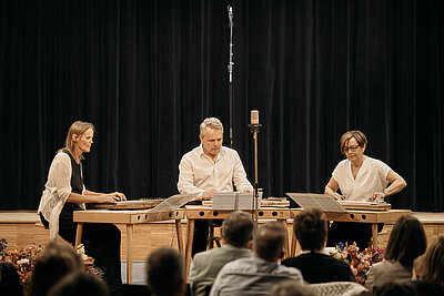 3 SpielerInnen an der Zither