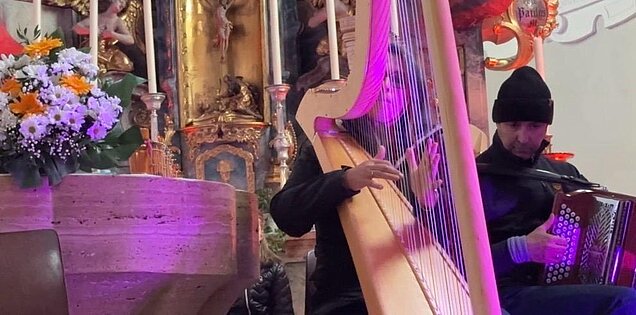 Bild mit Harfensolisin und Steirischer Harmonika solist in stimmungsvoller Atmosphäre in der Kirche
