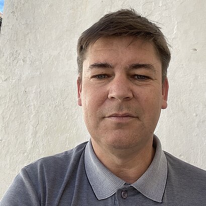 Nahaufnahme von Musikschulleiter Norbert Sailer vor dem Schulgebäude