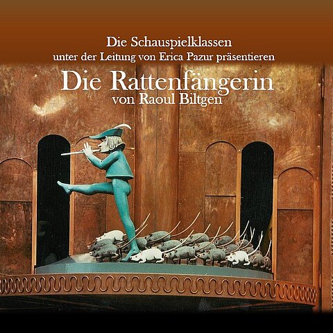 Bild einer gezeichnteten Flötenspielerin sitzend vor lustigen Ratten auf grünerm Hintergrund und Textfeld die Rattenfängerin