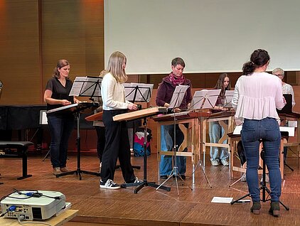 Hackbrettspielerinnen auf der Bühne