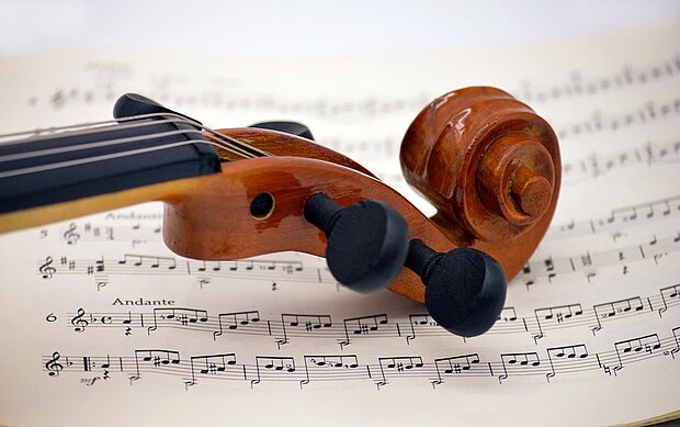 Violinenhals mit Noten