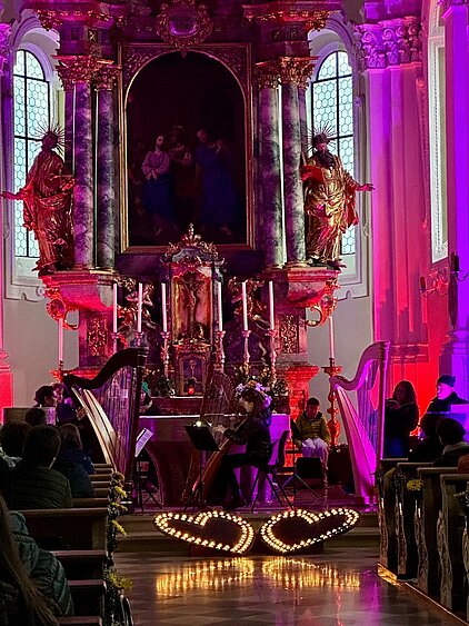 stimmungsvolles Gesamtbild in der Breitenwanger Kirche Empore mit allen Solistenlles S
