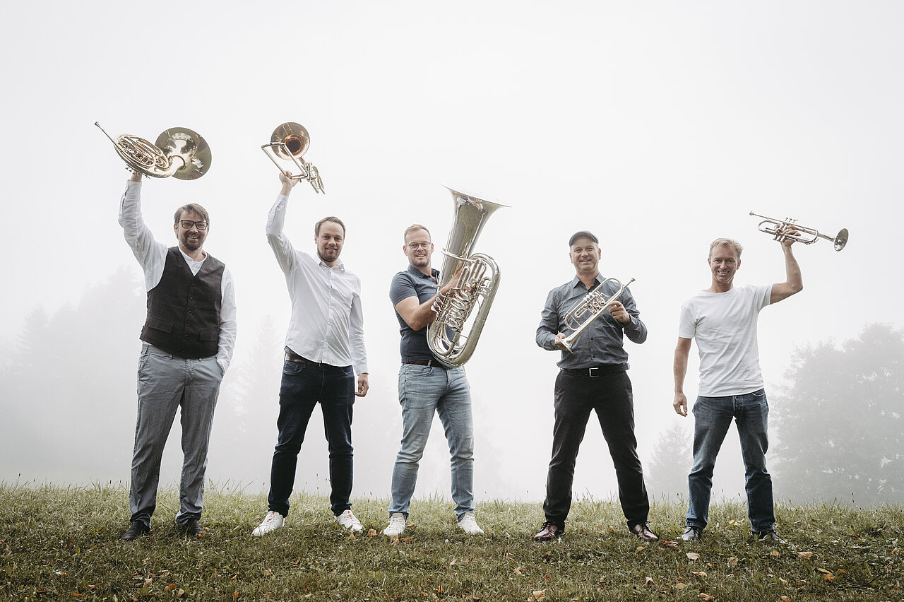 Gruppenfoto der Lehrpersonen Fachgruppe Blech mit Instrumenten