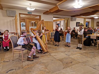 Kinder musizieren beim Volksmusikabend