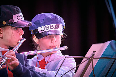 2 Mädchen spielen Querflöte