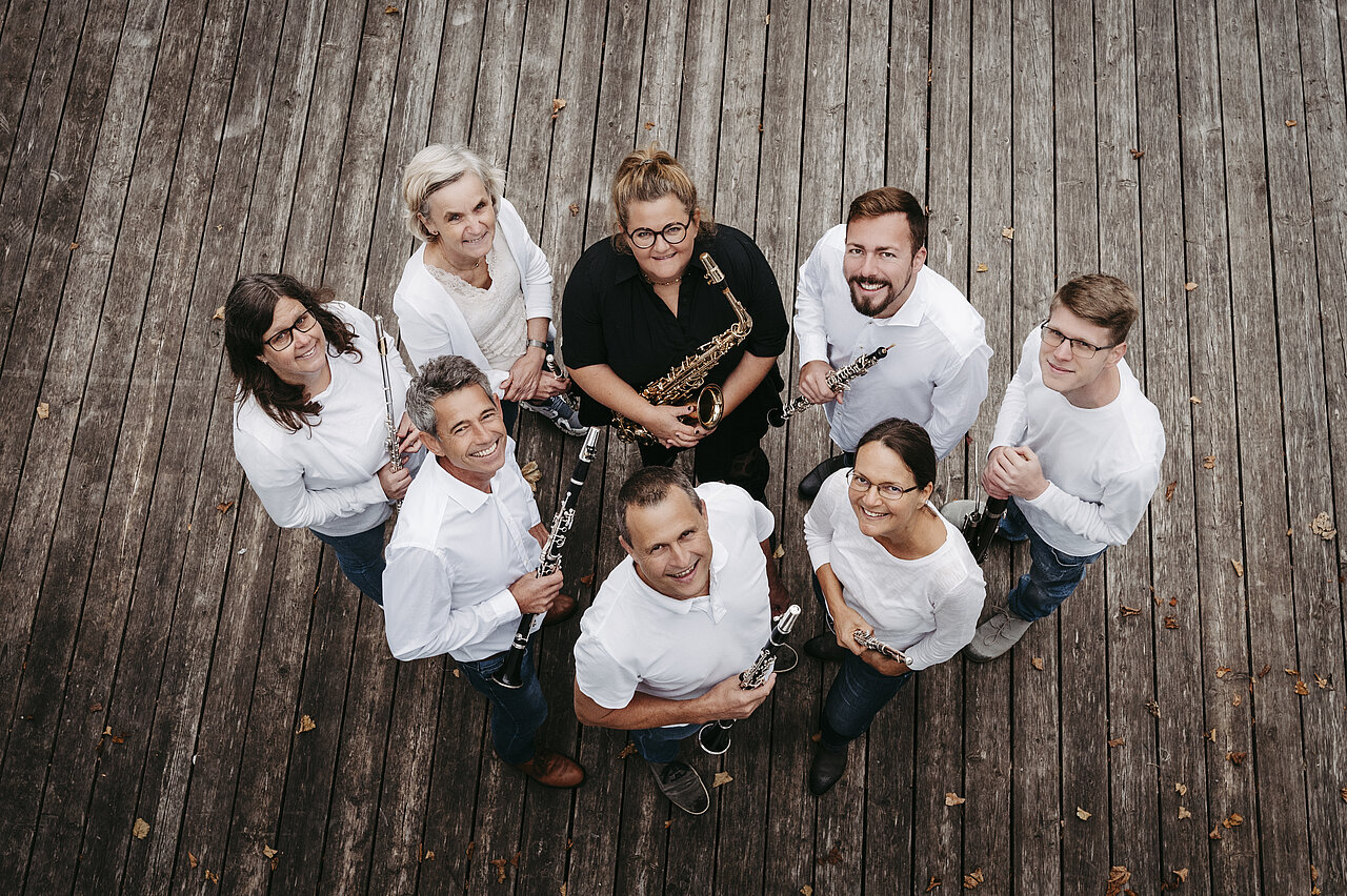 Gruppenfoto der Lehrpersonen Fachgruppe Holz mit Instrumenten
