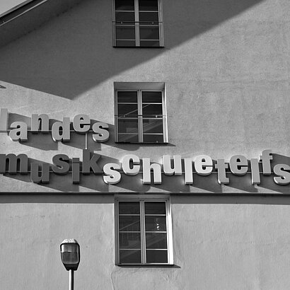 Fassade mit Schriftzug Landesmusikschule Telfs