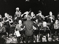 Big Band SÖM spielt auf Bühne