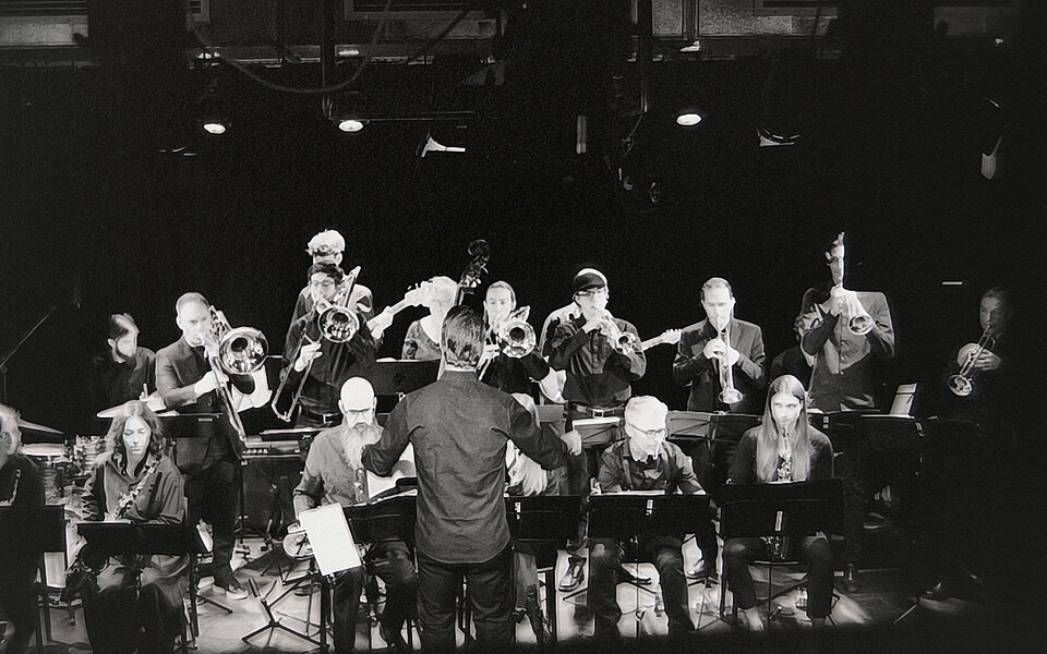 Big Band SÖM spielt auf Bühne