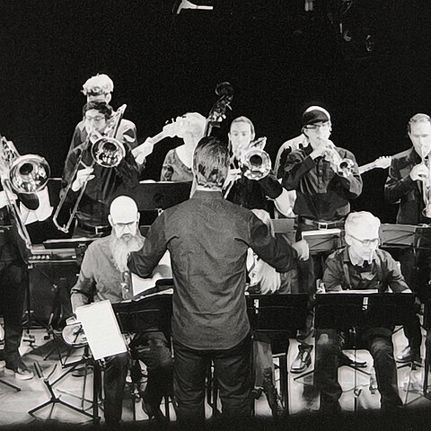Big Band SÖM spielt auf Bühne