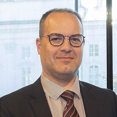 Musikschulleiter Tobias Lämmle mit Anzug und Krawatte