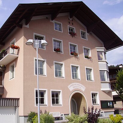 Aussenaufnahme des Schulgebäudes der Landesmusikschule Brixental