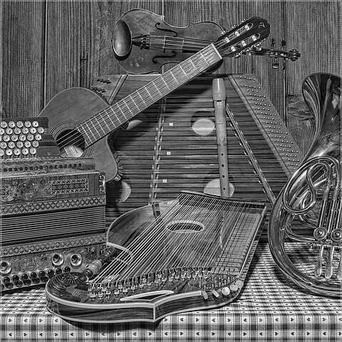 Tisch mit verschiedenen Volksmusikinstrumenten