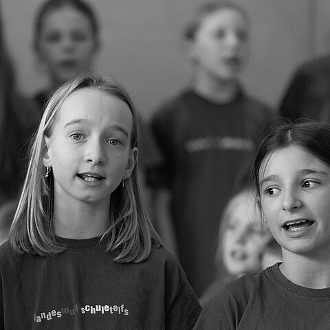 zwei singende Mädchen