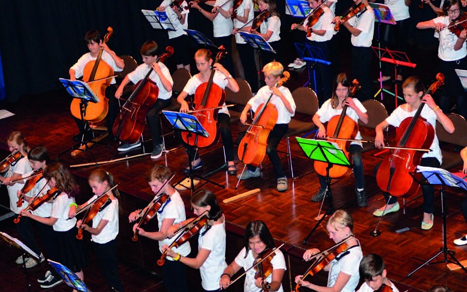 Schüler-Streichorchester auf einer Bühne