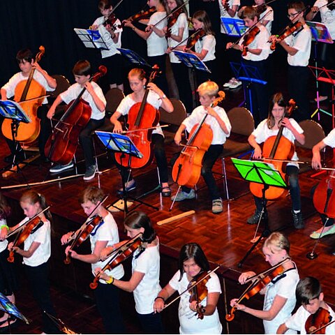 Schüler-Streichorchester auf einer Bühne