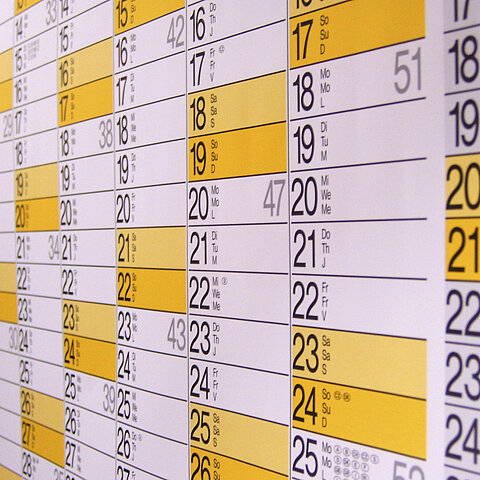 Kalenderblatt mit gelb hervorgehobenen Wochentagen