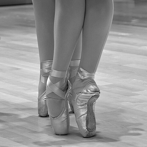 Füße mit Spitzenschuhen Balletttänzerinnen