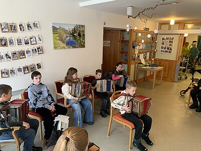 Schüler mit Akkordeon.