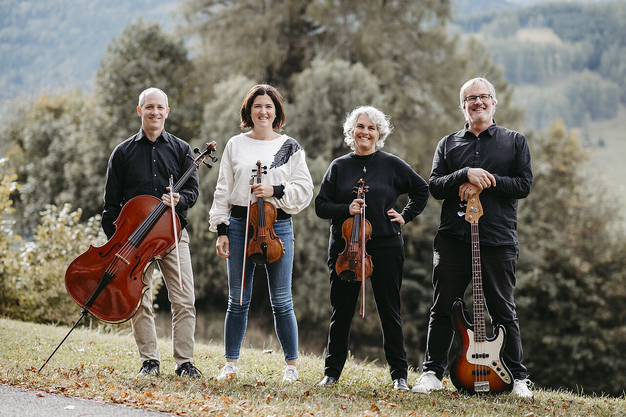 Gruppenfoto der Lehrpersonen Fachgruppe Streicher mit Instrumenten